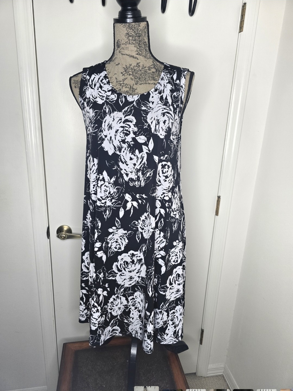 Karen Kane Black & White Floral Sleeveless Midi Dress